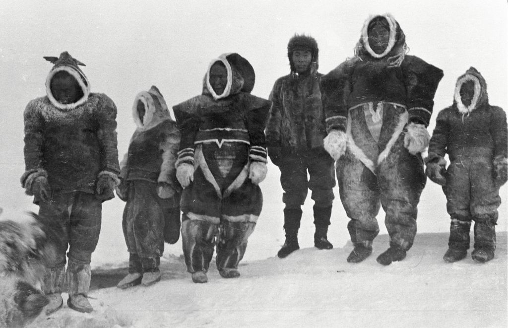 Photographie d’Inuits, dans la région du Nunavut, en 1914