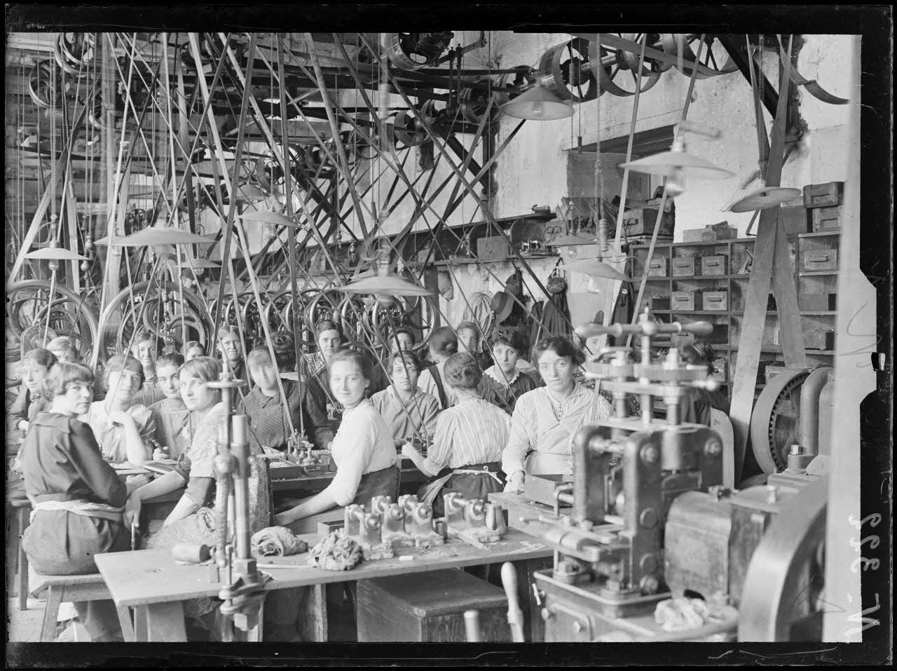 Ouvrières françaises photographiées à leur poste de travail dans une usine de guerre 