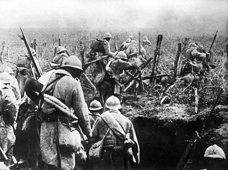 Soldats français à l’assaut sortant de leur tranchée pendant la bataille de Verdun, 1916
