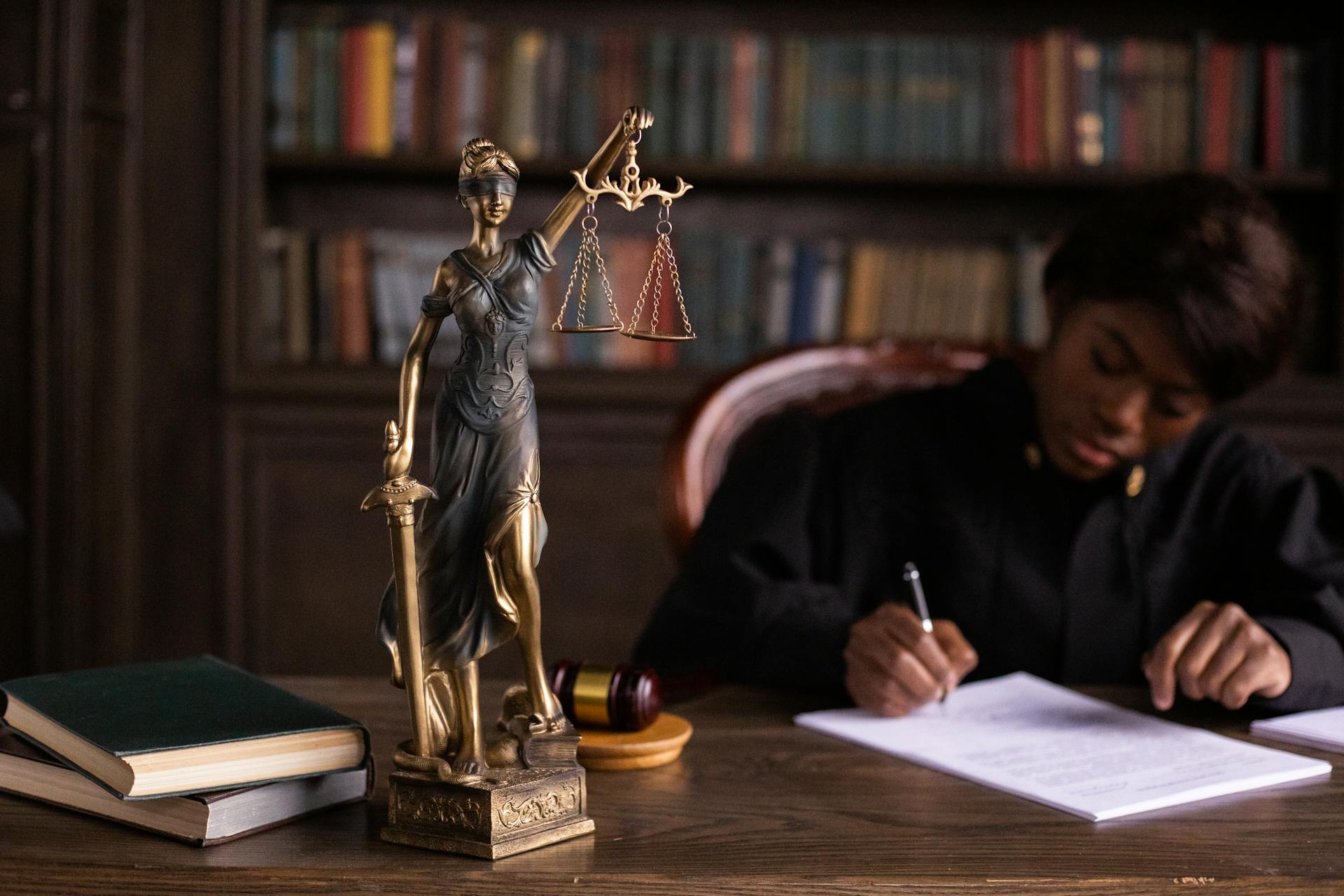 photo-juge-et-statuette-justice