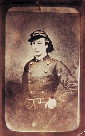 Photographie de Louise Michel dans l’uniforme des fédérés