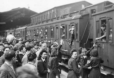 Départ des travailleurs français du STO pour l’Allemagne à la gare de Paris-Nord en mai 1943