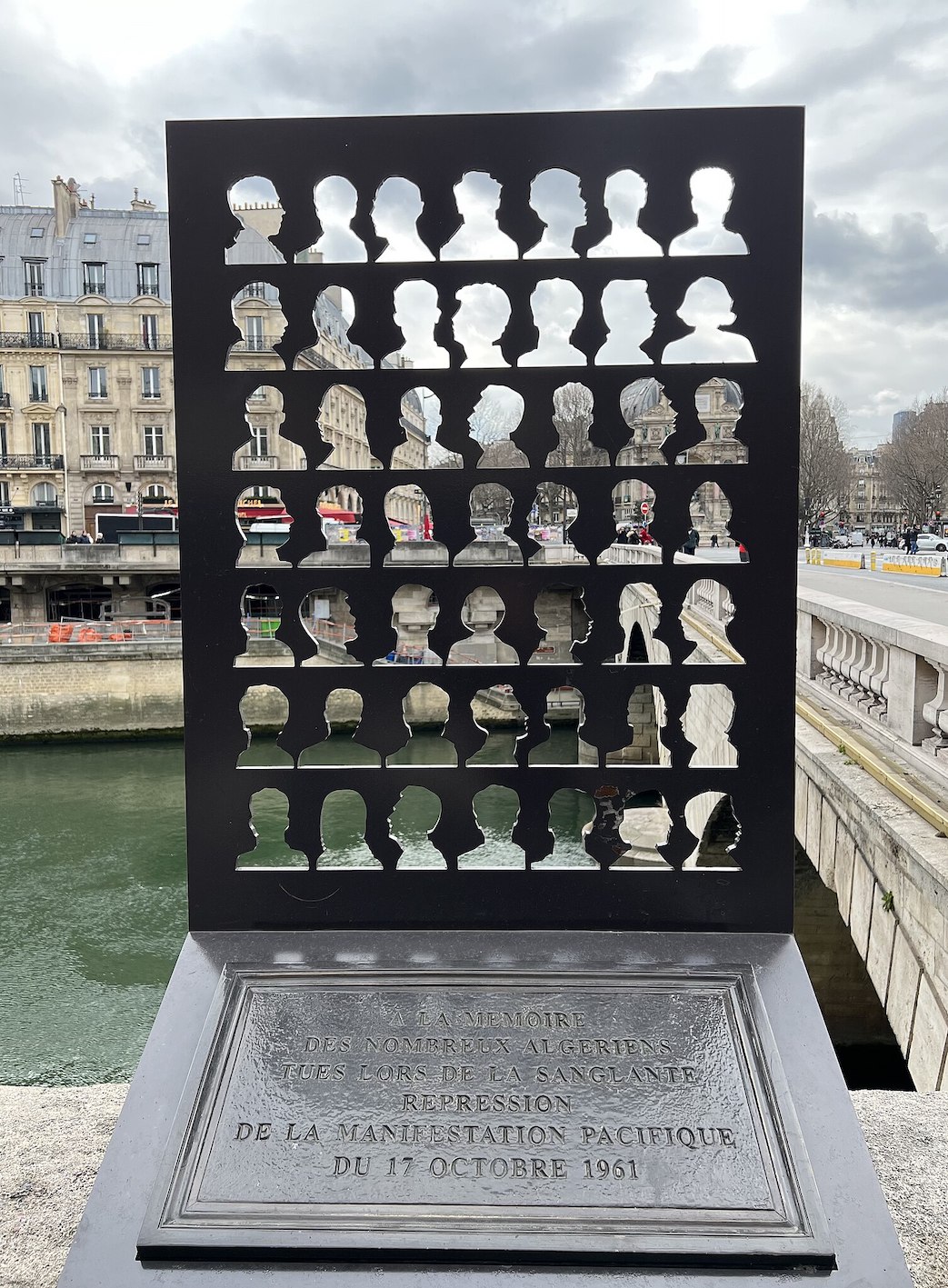 Plaque commémorative à Paris en hommage aux victimes algériennes de la répression policière contre une manifestation pacifiste organisée par le FLN