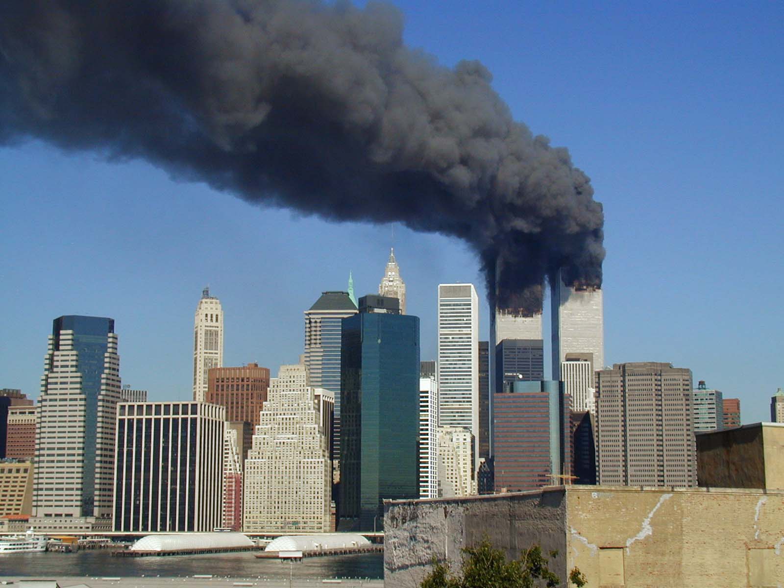 Les deux tours jumelles du World Trade Center, touchées par une attaque terroriste en 2001