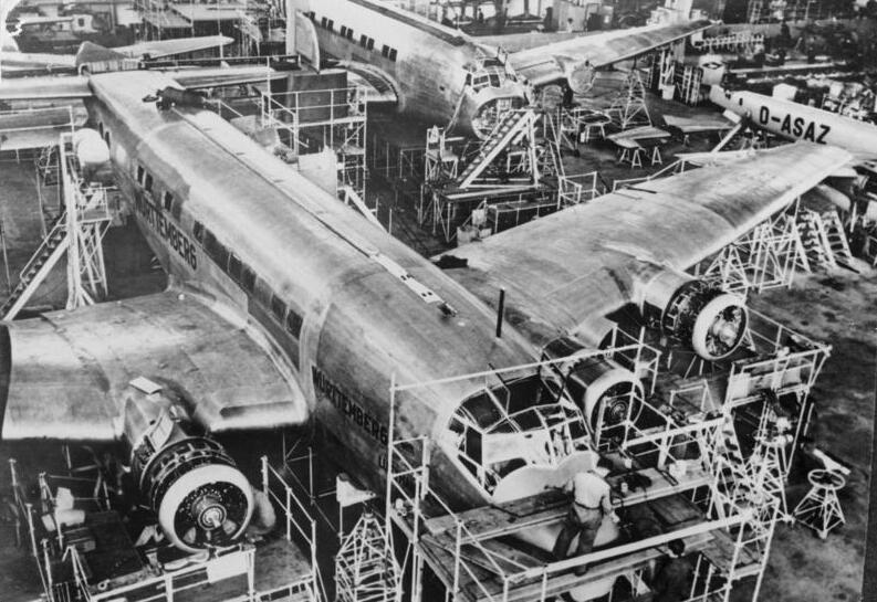Photographie d’une chaîne de montage d’avions militaires en Allemagne en 1938